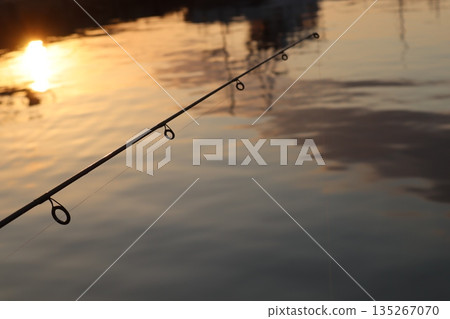 夕陽染紅的釣竿 135267070