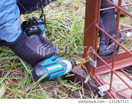 Box trap making electric drill Box trap making electric drill 135267121