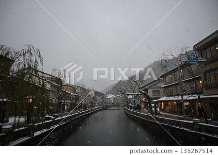 Onsen town where it snows Onsen town where it snows 135267514
