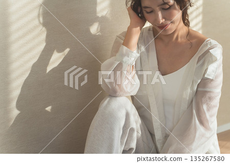 夕陽西下，窗邊站著一位女士（模特兒、時尚、光線、陰影） 135267580