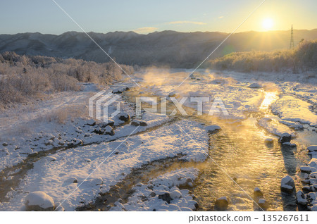Sunrise and morning mist over Matsukawa River [Hakuba Village, Kitaazumi District] 135267611