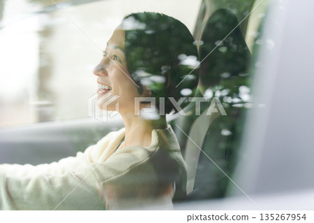 一個女人開車 135267954