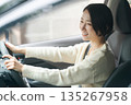 一個女人開車 一個女人開車 135267958