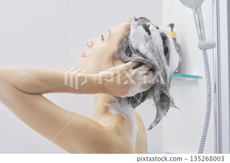 女人在浴室洗頭 135268003