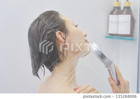 一個女人在洗澡洗她的身體 135268006