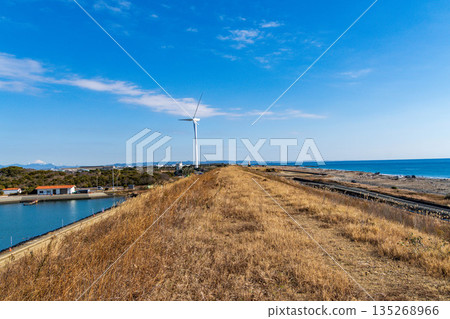 Iwata City, Shizuoka Prefecture. The seawall near Kakezuka Lighthouse in winter. 135268966