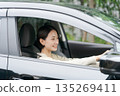 一個女人開車 一個女人開車 135269411