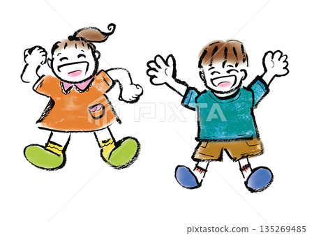 孩子們（男孩和女孩）快樂地跳躍 135269485