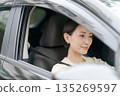 一個女人開車 一個女人開車 135269597