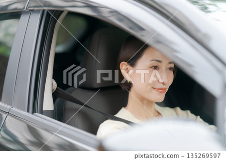 一個女人開車 一個女人開車 135269597