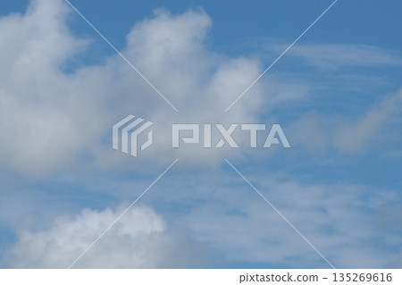 藍天白雲飄浮 藍天白雲飄浮 135269616