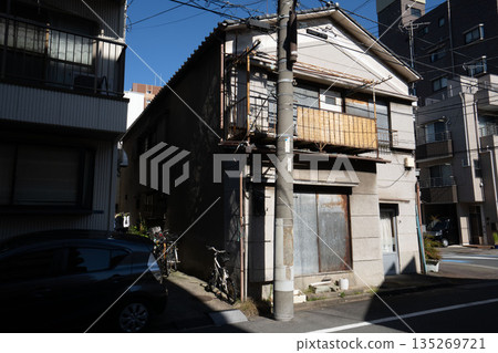 日式兩層老房子,木造建築,需要翻修 日式兩層老房子,木造建築,需要翻修 135269721
