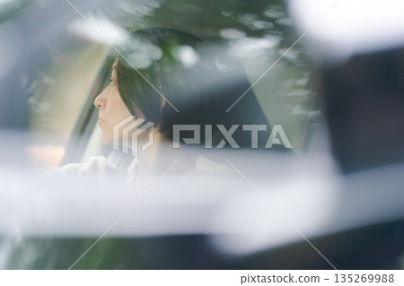 一個女人開車 一個女人開車 135269988