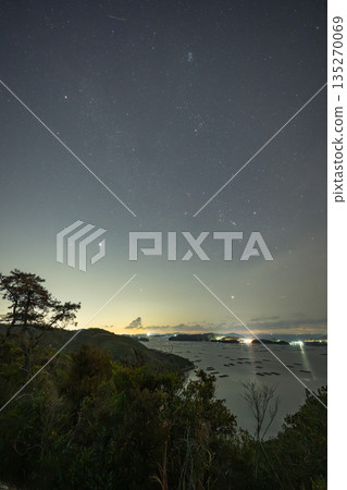 日本岡山瀨戶內海上空璀璨星空 日本岡山瀨戶內海上空璀璨星空 135270069