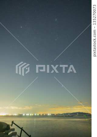 日本岡山瀨戶內海上空璀璨星空 日本岡山瀨戶內海上空璀璨星空 135270073