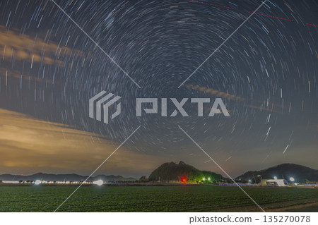 日本岡山瀨戶內海上空璀璨星空 日本岡山瀨戶內海上空璀璨星空 135270078