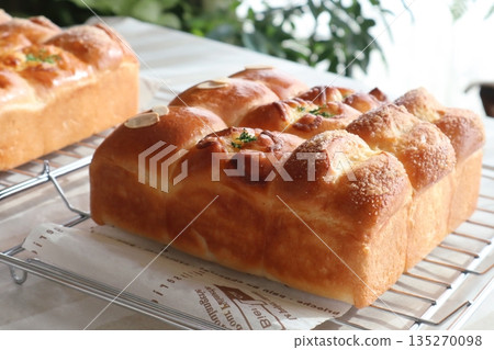 Freshly baked handmade tear-and-tear bread 135270098