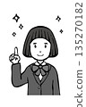 【黑白】穿制服的女孩指著 135270182
