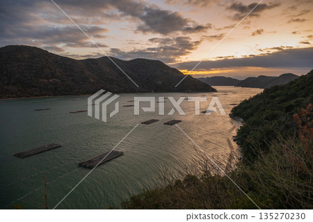 日本岡山美麗的黃昏景色 日本岡山美麗的黃昏景色 135270230