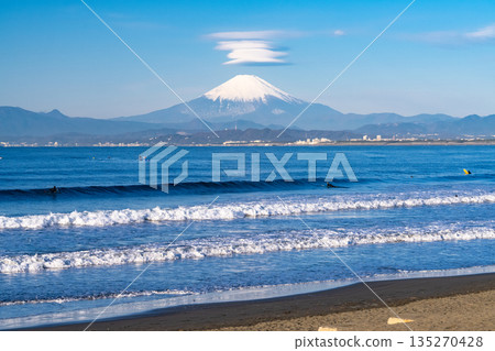 神奈川縣湘南海岸海灘,可遠眺富士山 神奈川縣湘南海岸海灘,可遠眺富士山 135270428