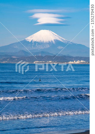 <Kanagawa Prefecture> Shonan Coast beach overlooking Mount Fuji 135270430