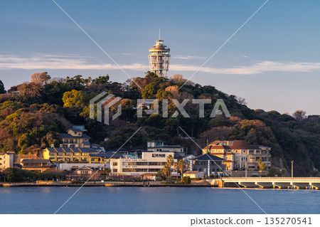 神奈川縣,湘南海岸的江之島,黎明時分 神奈川縣,湘南海岸的江之島,黎明時分 135270541