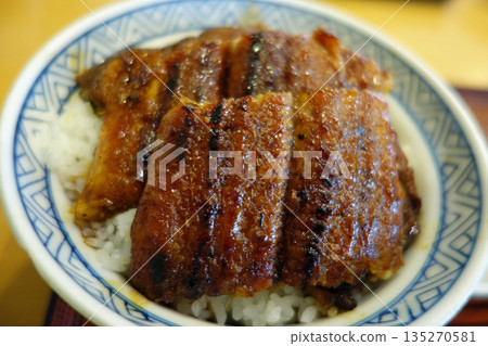 鰻魚餐廳的鰻魚碗 135270581