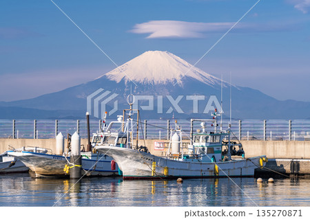 <Kanagawa Prefecture> Katase Fishing Port overlooking Mount Fuji 135270871