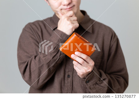 一位身著休閒裝的中年男商人正為自己的皮夾擔憂。 135270877