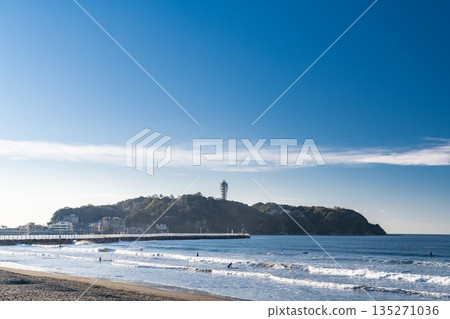 <神奈川縣>湘南海岸俯瞰江之島 <神奈川縣>湘南海岸俯瞰江之島 135271036