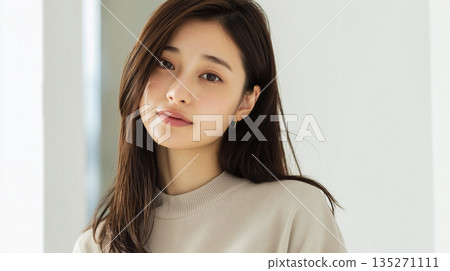 冬日自然之美 | 穿著溫暖毛衣的女子肖像 135271111