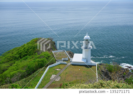 【地球岬】下方展開的大海和白色的燈塔 135271171