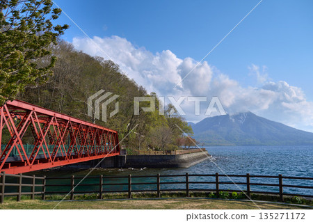 【支笏湖】橫跨湖面的紅色山地鐵路橋 【支笏湖】橫跨湖面的紅色山地鐵路橋 135271172