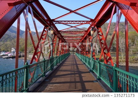 【支笏湖】穿過橫跨湖面的紅山鐵路橋 【支笏湖】穿過橫跨湖面的紅山鐵路橋 135271173