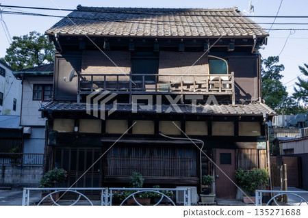 A two-story wooden building reminiscent of the Edo period, reminiscent of a brothel A two-story wooden building reminiscent of the Edo period, reminiscent of a brothel 135271688