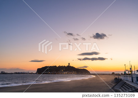 <Kanagawa Prefecture> Enoshima Katase Beach at dusk 135273109