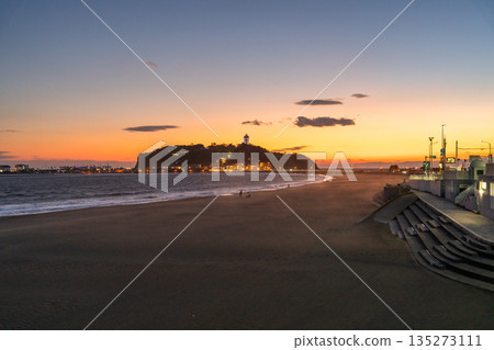 [神奈川縣]江之島/片瀨海岸黃昏的海灘 135273111