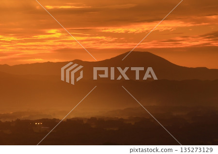 Morning glow stained mountain ranges Morning glow stained mountain ranges 135273129