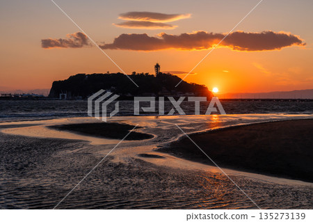 <Kanagawa Prefecture> Enoshima Katase Beach at dusk 135273139