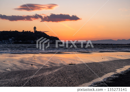 [神奈川縣]江之島/片瀨海岸黃昏的海灘 135273141
