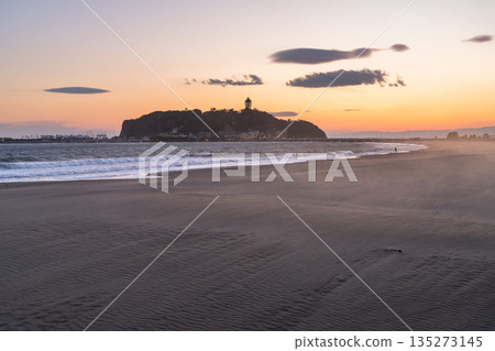 [神奈川縣]江之島/片瀨海岸黃昏的海灘 135273145