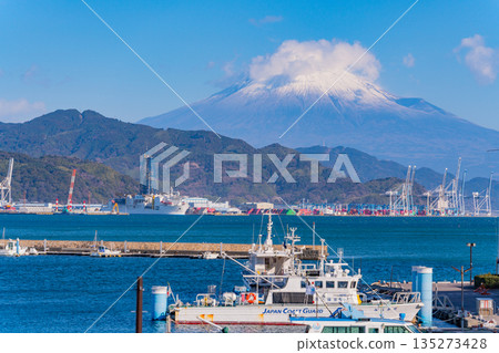 （靜岡縣）停泊在清水港的船舶（背景是深海鑽井船「地球號」）和富士山 135273428