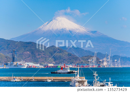 （靜岡縣）停泊在清水港的船舶（背景是深海鑽井船「地球號」）和富士山 135273429