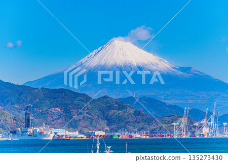 （靜岡縣）停泊在清水港的船舶（背景是深海鑽井船「地球號」）和富士山 135273430