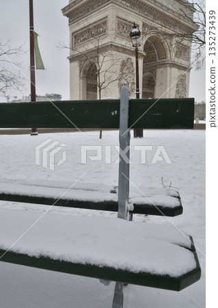 2026年1月7日：巴黎遭遇創紀錄的降雪。白雪覆蓋的長椅和冬日美景。 135273439