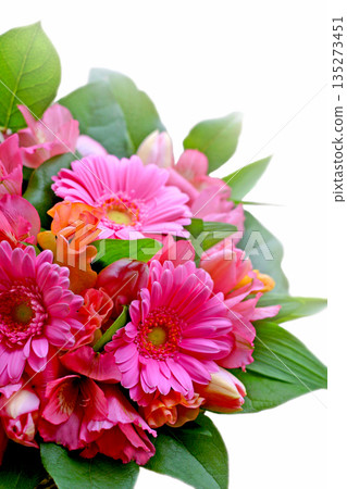 用春天的花朵製作的可愛粉紅色花束 135273451