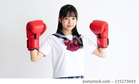 戴著拳擊手套、身穿白色水手服的日本女高中生 戴著拳擊手套、身穿白色水手服的日本女高中生 135273693