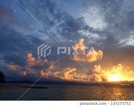 The sun setting over Cairns The sun setting over Cairns 135273752