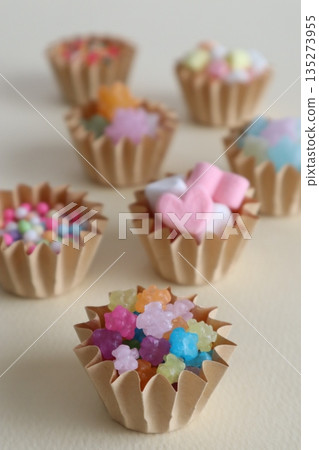 色彩繽紛的糖果（主要成分是金平糖） 135273955