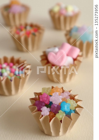 色彩繽紛的糖果（主要成分是金平糖） 135273956